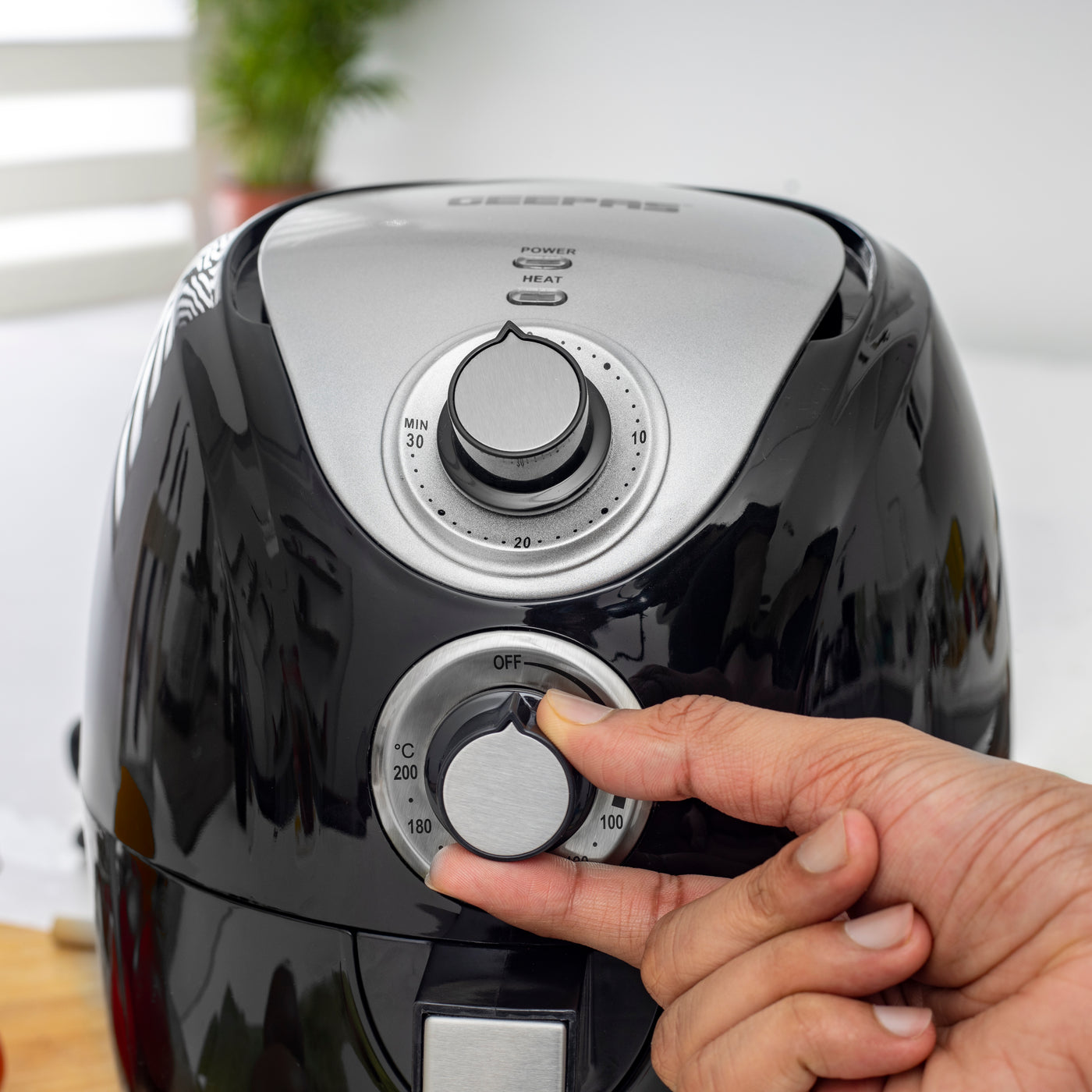 Geepas 1300W Air Fryer with Rapid Air Circulation System, GAF37521 - 100-200 C Adjustable Temperature Control for Healthy Oil Free or Low Fat Cooking - 30 Minute Manual Timer, 2.5L Capacity - 2 Year Warranty