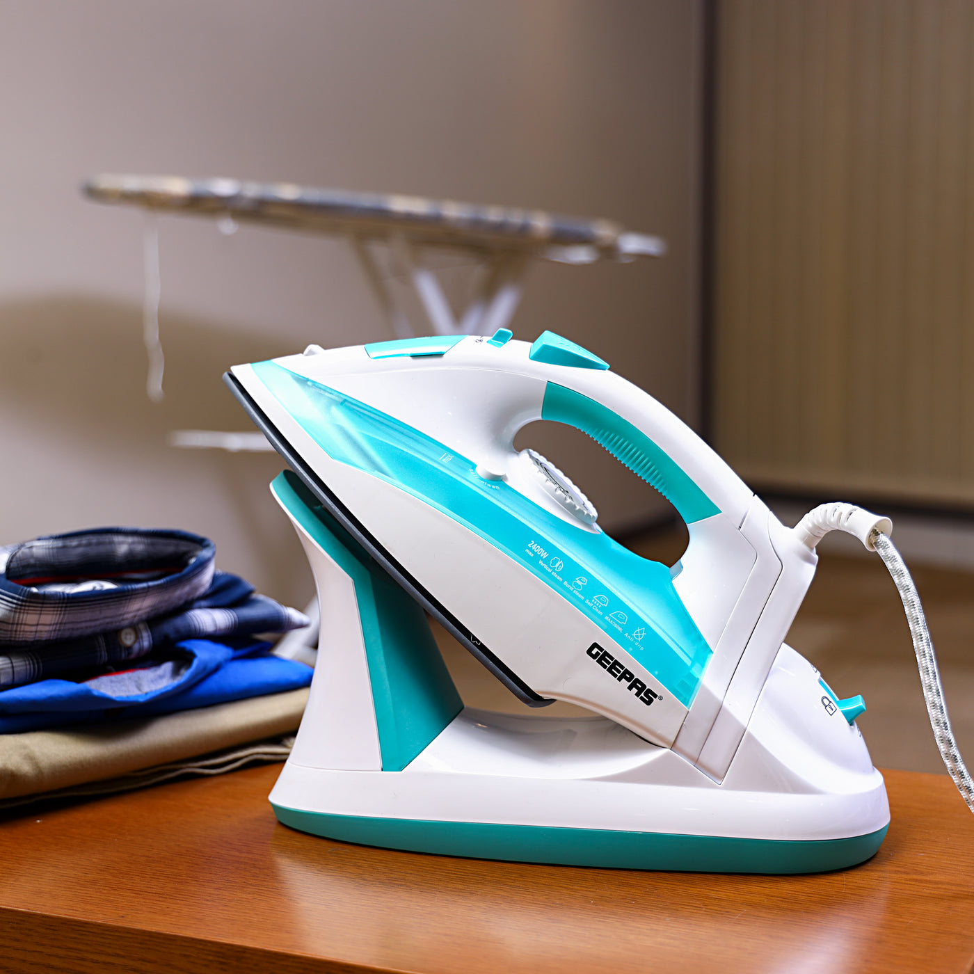 Geepas Cordless/Corded Steam Iron- GSI24015| Wet and Dry Steam Iron Box with Ceramic Soleplate and Self-Cleaning Function| Handy Design with Powerful Burst Steam, Anti-Drip Function| Suitable for All Kinds of Fabric, 2000-2400 W Power